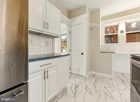 Entry Way - 12 Hazel Ave, Pitman, NJ 08071 photo 4 of 9