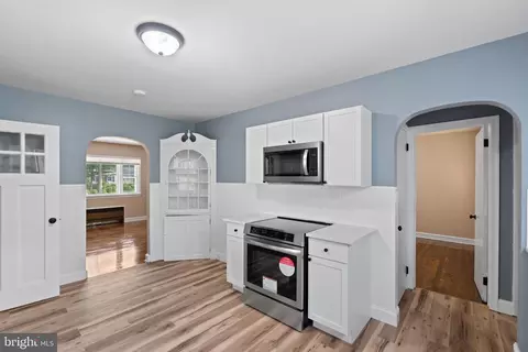 Entry Way - 237 Adams Ave, Pitman, NJ 08071 photo 2 of 4