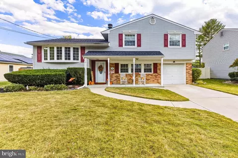 831 Richmond Dr, Sicklerville, NJ 08081