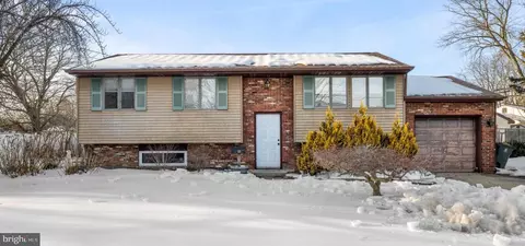 53 Jobs Ln, Williamstown, NJ 08094