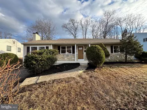 869 Whitman Dr, Blackwood, NJ 08012