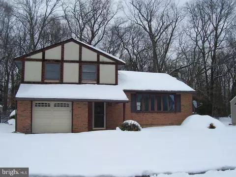 211 Forrest Dr, Blackwood, NJ 08012