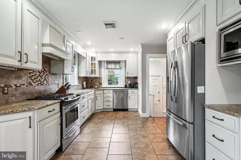Entry Way - 302 Washington Ave, Pitman, NJ 08071 photo 7 of 11