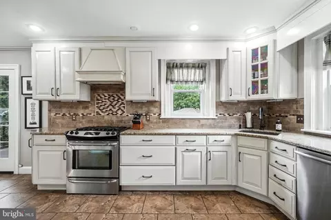 Kitchen - 302 Washington Ave, Pitman, NJ 08071 photo 2 of 2