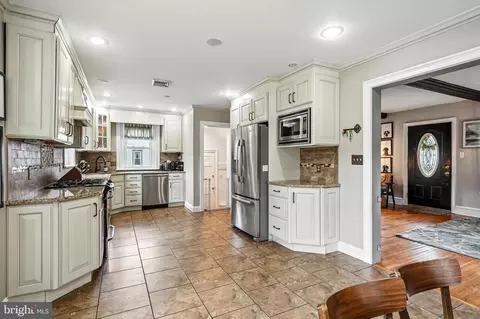 Entry Way - 302 Washington Ave, Pitman, NJ 08071 photo 6 of 11