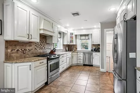 Entry Way - 302 Washington Ave, Pitman, NJ 08071 photo 8 of 11