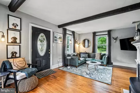 Entry Way - 302 Washington Ave, Pitman, NJ 08071 photo 3 of 11