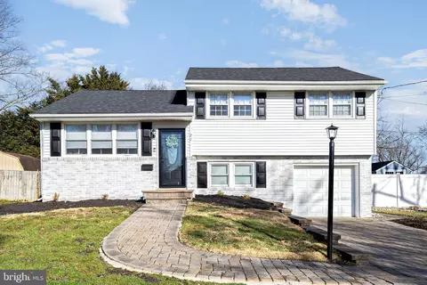 72 Pleasant Valley Dr, West Deptford, NJ 08096