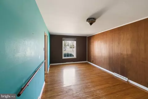 Living - 413 Columbia Ave, Pitman, NJ 08071 photo 3 of 5
