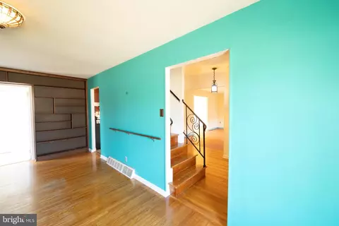 Entry Way - 413 Columbia Ave, Pitman, NJ 08071 photo 2 of 5
