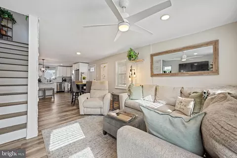 Entry Way - 215 Boulevard Ave, Pitman, NJ 08071 photo 1 of 4