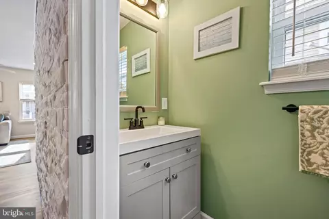 Entry Way - 215 Boulevard Ave, Pitman, NJ 08071 photo 2 of 4