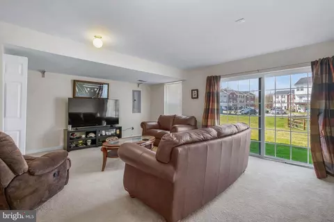 517 Boxwood Ln, Woodbury, NJ 08096
