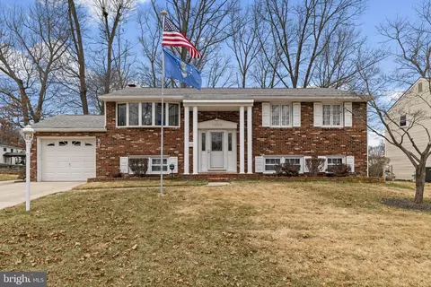 1010 Hancock Dr, Blackwood, NJ 08012