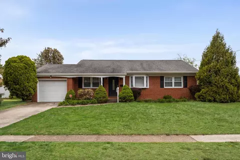 820 Jamestown Rd, Blackwood, NJ 08012