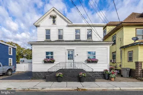 11 W Washington St, Paulsboro, NJ 08066
