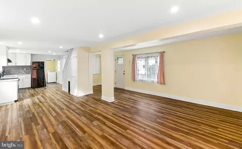 Entry Way - 402 Wesley Ave, Pitman, NJ 08071 photo 2 of 6
