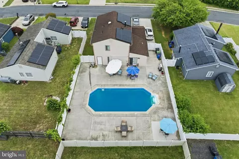 234 E Hedgerow Dr, Swedesboro, NJ 08085