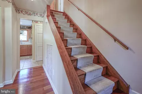 Entry Way - 156 E Wolfert Station Rd, Mickleton, NJ 08056 photo 2 of 4