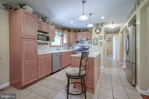 Entry Way - 156 E Wolfert Station Rd, Mickleton, NJ 08056 photo 3 of 4