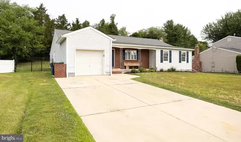 263 Forrest Dr, Blackwood, NJ 08012