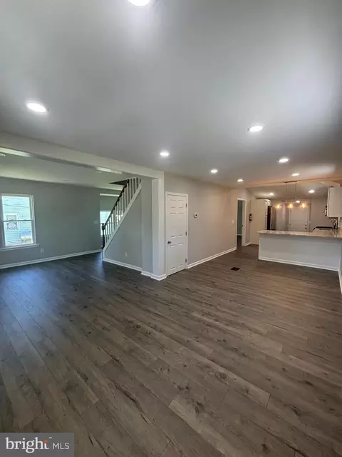 27 S Market St, Gibbstown, NJ 08027