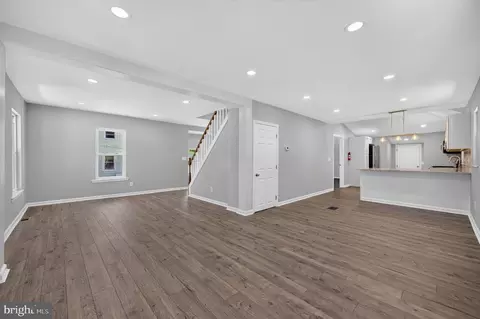 27 S Market St, Gibbstown, NJ 08027
