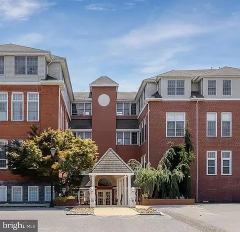 100 Aura Rd #208, Clayton, NJ 08312