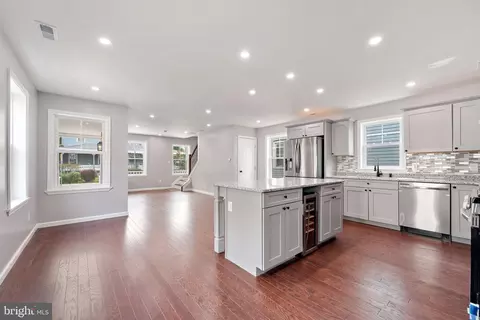 Entry Way - 78 West Ave, Pitman, NJ 08071 photo 5 of 13