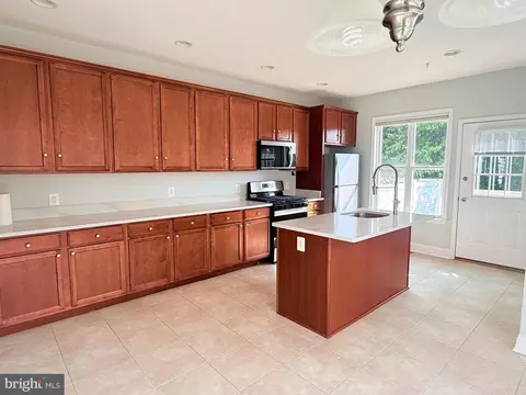 8 Mechanic St, Swedesboro, NJ 08085