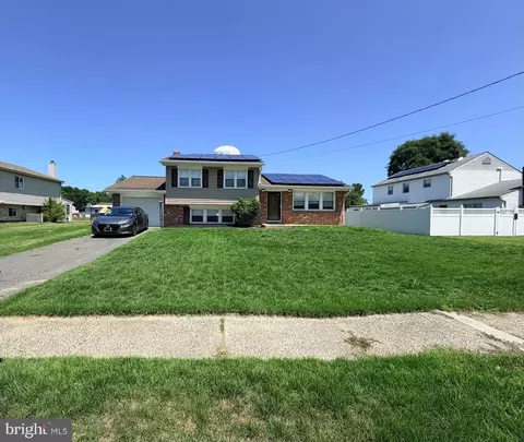 816 Lancing Rd, West Deptford, NJ 08096