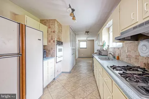 Entry Way - 608 Hudson Ave, Pitman, NJ 08071 photo 1 of 2
