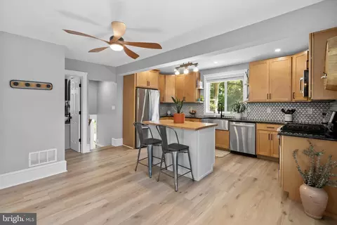 Entry Way - 151 Cedar Ave, Pitman, NJ 08071 photo 3 of 10