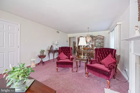 Living - 217 Gaunt Dr, Mickleton, NJ 08056 photo 4 of 6