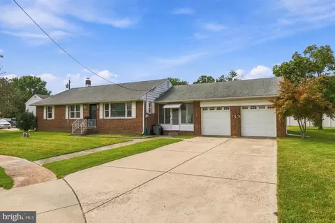 97 Center St, Gibbstown, NJ 08027
