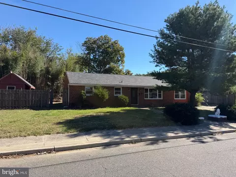 82 S School St, Gibbstown, NJ 08027