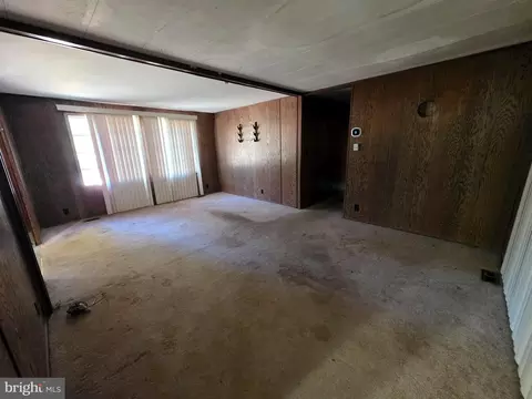 Living - 799 Ferrell Rd, Monroeville, NJ 08343 photo 2 of 6