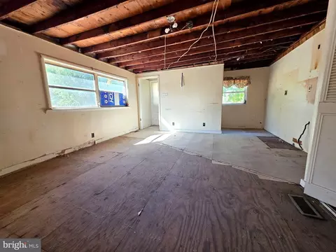 Living - 799 Ferrell Rd, Monroeville, NJ 08343 photo 4 of 6