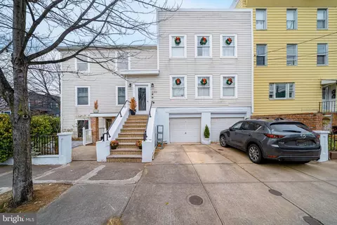 330 4th St #2A, Jersey City, NJ 07302