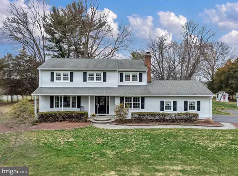20 Country Club Dr, Ringoes, NJ 08551
