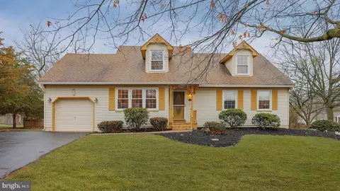 2 S Hampton Ct, Flemington, NJ 08822