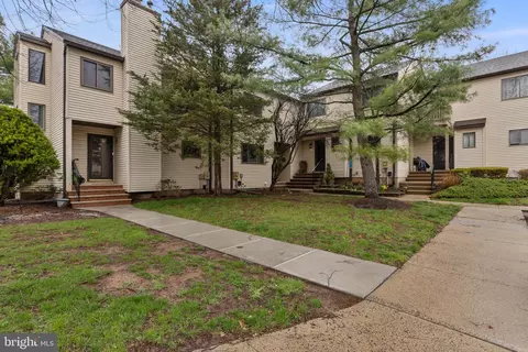 14 Cedar Ct, Flemington, NJ 08822