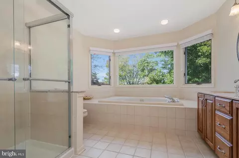 Bath - 4 Wheatfield Rd, Flemington, NJ 08822 photo 2 of 4