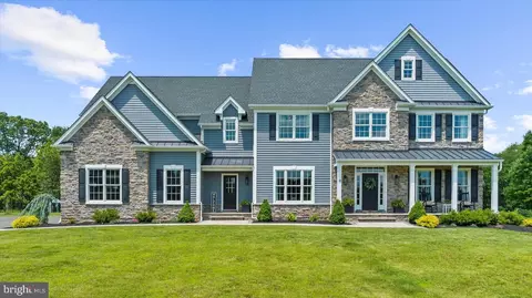 18 Robin Hill Way, Ringoes, NJ 08551