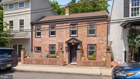 28 Swan St, Lambertville, NJ 08530