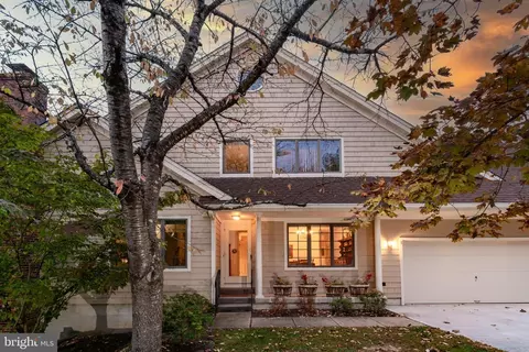 1 Sturbridge Ct, Lambertville, NJ 08530