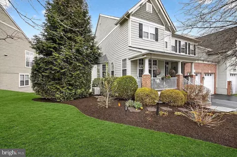 411 Sergeant Dr, Lambertville, NJ 08530