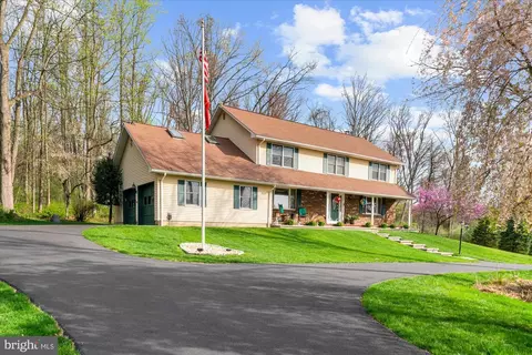6 Camila Dr, Pittstown, NJ 08867