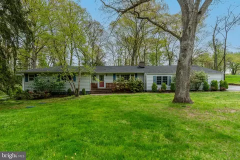 19 Floral Rd, Flemington, NJ 08822