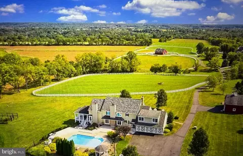 11 Danberry Dr, Ringoes, NJ 08551